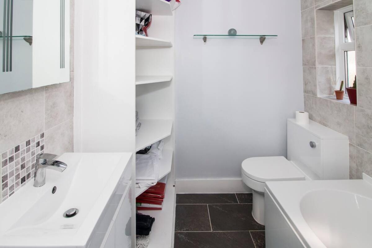Lovely Rooms In A Quiet Place Of ווקינג מראה חיצוני תמונה