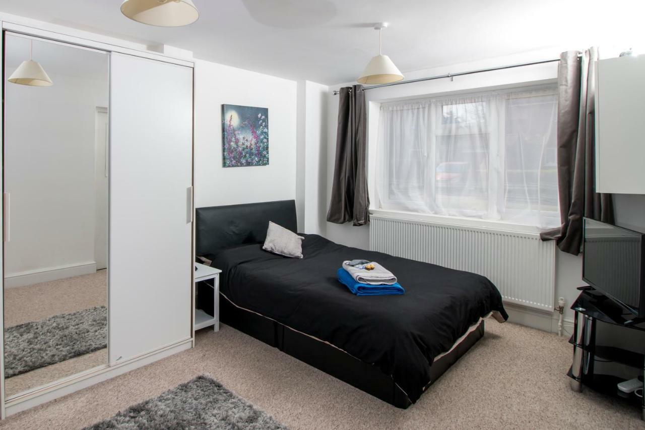 Lovely Rooms In A Quiet Place Of ווקינג מראה חיצוני תמונה